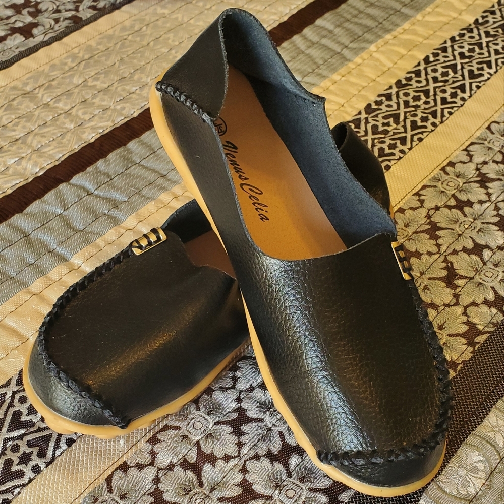 Flat dress shoes